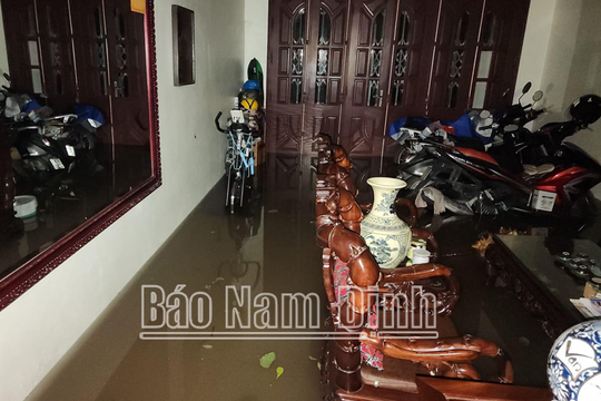 Khẩn trương tiêu thoát nước khắc phục ngập úng nặng ở thành phố Nam Định