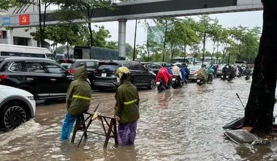Hướng dẫn phân luồng giao thông tại các vị trí bị ngập trên tuyến Quốc Oai, Hoài Đức, TP Hà Nội