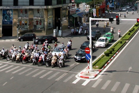 Xe máy dừng đèn đỏ ở nơi rẽ phải có bị phạt?