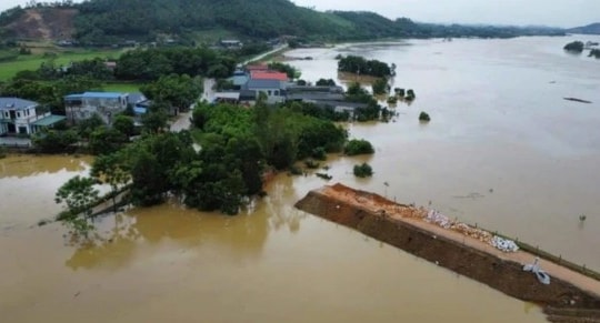 Vỡ đê sông Lô dài 10m: phải tạm dừng xử lý hàn khẩu do chênh lệch mực nước lớn