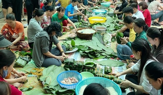 Người miền Trung 'đỏ lửa' nấu hàng nghìn bánh chưng gửi đồng bào lũ lụt