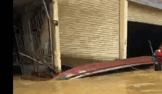 Lật thuyền cứu hộ ở Yên Bái, một tình nguyện viên tử vong