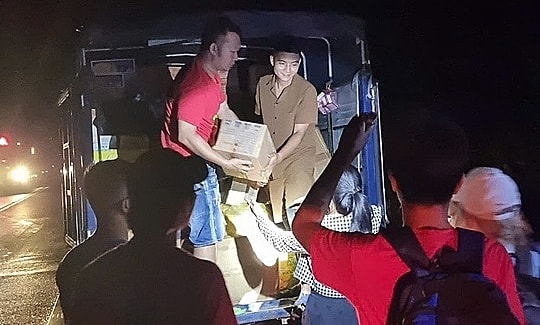 Xuyên đêm lái xe cứu trợ người dân vùng lũ