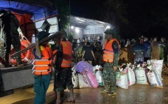 Lực lượng chức năng xuyên đêm túc trực trên tuyến đê sông Lô bị vỡ, không có thiệt hại về người