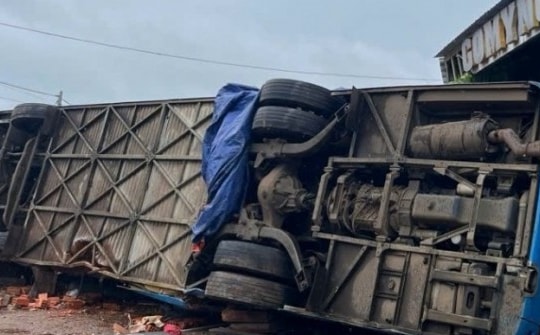 Lật xe khách giường nằm, 4 người tử vong ở Đắk Lắk