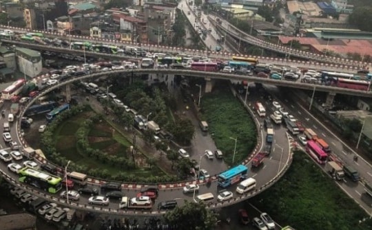 Hà Nội: Cầu Vĩnh Tuy ùn tắc nghiêm trọng trong nhiều giờ