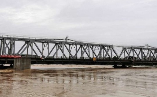 Hình ảnh cầu Long Biên, cầu Đuống trong ngày nước sông Hồng cao kỷ lục