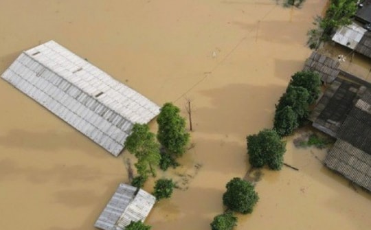 VIDEO: Cận cảnh vỡ đê sông Lô, nhiều nhà dân ngập đến nóc nhà