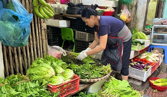 Giá rau củ, gạo tại các 'chợ cóc' ở Hà Nội tăng ‘phi mã’ trong sáng 11/9