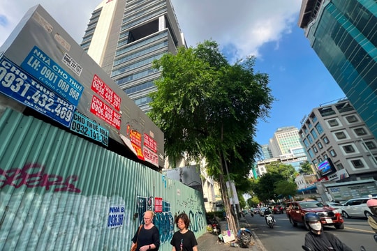 Cuộc giằng co "không hồi kết" giữa người đi thuê và người cho thuê tại những mặt bằng đắc địa bậc nhất Tp.HCM