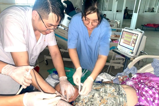 Mất điện trong đêm bão, bác sĩ bóp bóng thay máy thở cứu bệnh nhân