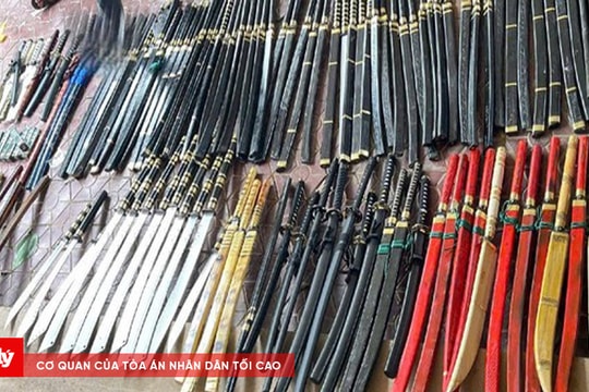 Bắt giữ hai đối tượng mua bán vũ khí và công cụ hỗ trợ