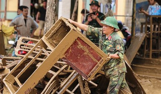 Bộ đội, công an dọn lớp bùn sâu đến đầu gối ở vùng 'rốn lũ' Yên Bái