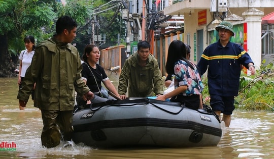 Hà Nội: Lực lượng chức năng căng mình hỗ trợ người dân vùng ngập lụt ven sông Hồng