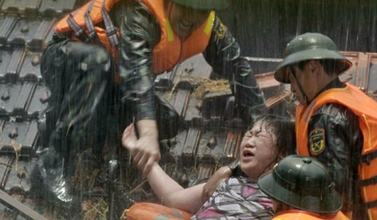 Mạnh Trường khoác áo lính, xả thân cứu người trong mưa lũ ở phim mới