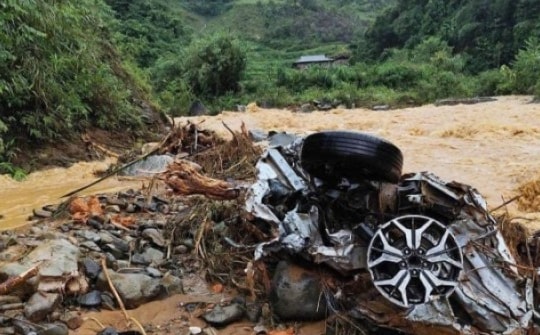 Tìm thấy 21 thi thể quanh vị trí xe khách 29 chỗ bị lũ cuốn trôi