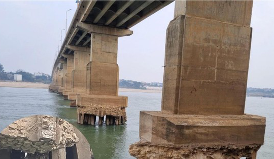 Từ vụ sập cầu Phong Châu trong lũ: Nhiều cầu 'tử thần' rình rập