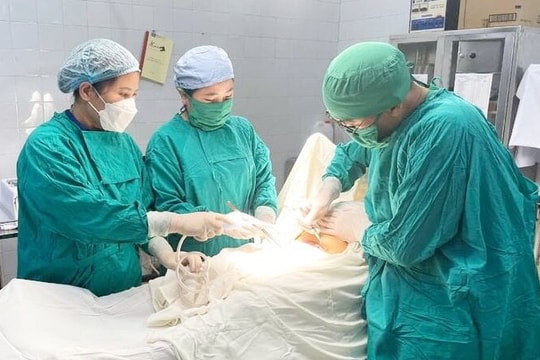 Người phụ nữ đi bộ 16 tiếng, vượt 40km đường rừng đến bệnh viện sinh con