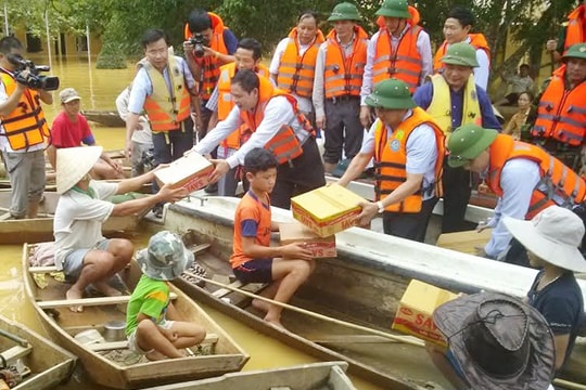 Nên ủng hộ lương thực, thực phẩm gì cho đồng bào vùng lũ lụt?
