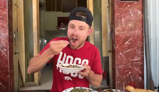 Khách Tây thử món bán đầy vỉa hè Việt Nam, giá chỉ từ 40.000 đồng, tâm đắc nhận xét: 'Nhất định phải thử'