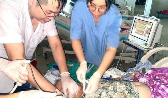 Máy phát điện trục trặc, bác sĩ tuyến huyện nghẹt thở cứu bệnh nhân ngừng tim trong đêm mưa bão