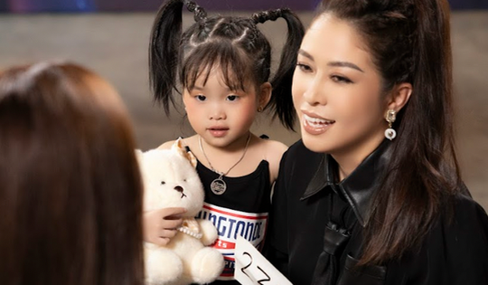 Mẫu nhí 2,5 tuổi gây chú ý ở Vietnam International Sea Festival