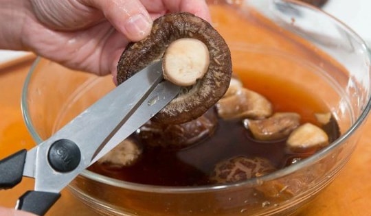 Không phải nước nóng, nấm hương ngâm theo cách này mới sạch hẳn, thơm hết mức và không bị mất chất