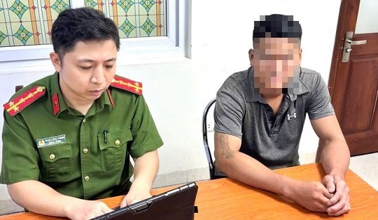 Phạt 2 triệu đồng thanh niên đeo bám, tự ý dán keo giày cho du khách nước ngoài