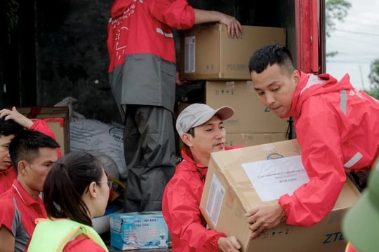 Viettel hỗ trợ người dân và khách hàng vùng lũ 100 tỷ đồng