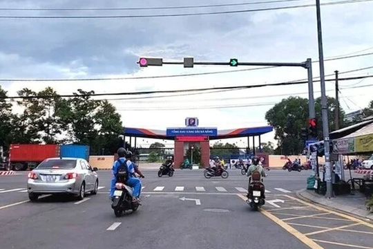 Đi xe máy dừng đèn đỏ thế nào an toàn?