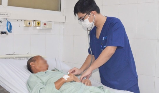 Người đàn ông bị ngộ độc hóa chất do uống nhầm nước lau sàn đựng trong chai nước ngọt