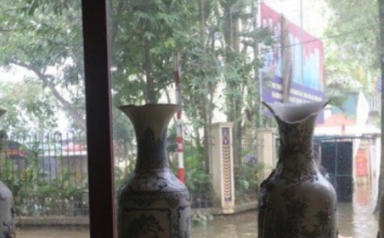 Tiểu thương làng gốm Bát Tràng thiệt hại nửa tỷ đồng sau trận ngập lụt