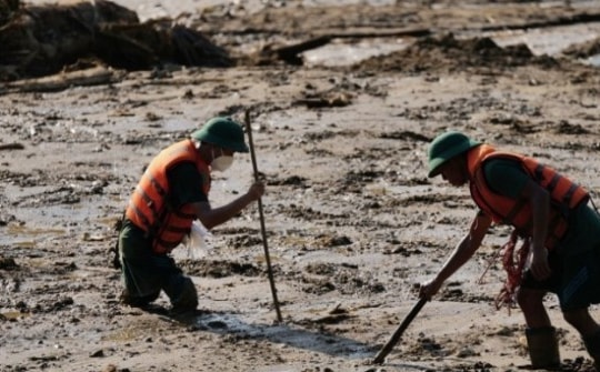 Bộ đội dầm mình trong bùn tìm kiếm thi thể nạn nhân Làng Nủ