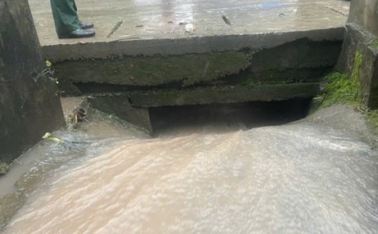 5 phút giải cứu bé trai bán vé số lọt cống thoát nước ở Bình Dương