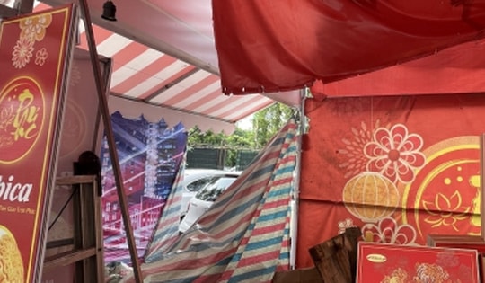 Siêu bão vặn nát quầy bánh trung thu, tiểu thương méo mặt vì ế hàng