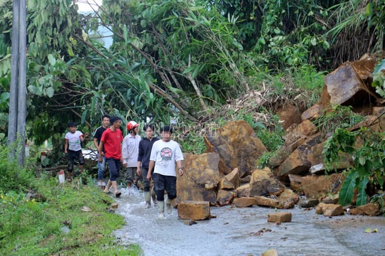 Đình chỉ công tác 2 Chủ tịch xã lơ là chống bão số 3 và mưa lũ