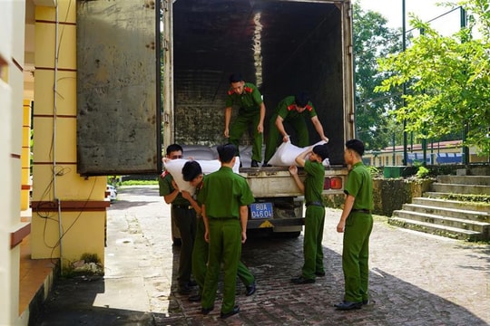 Tiếp nhận, cấp phát gạo đến nhân dân bị ảnh hưởng bão số 3