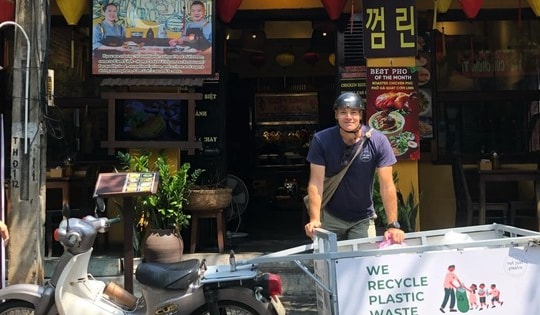 Giám đốc lái xe đi… xin rác ở Hội An