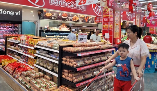 Hàng nghìn mặt hàng thực phẩm khuyến mại sâu để trợ giá cho người tiêu dùng sau lũ, rau xanh có giá chỉ từ 9.900 đồng/kg