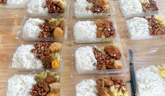 Hàng nghìn suất cơm 0 đồng được gửi tới nơi bà con đang bị ngập lụt tại Hà Nam