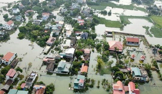 Nam Định: Nước rút chậm, người dân vùng 'lũ' ở Ý Yên mòn mỏi ngày 'trở về'