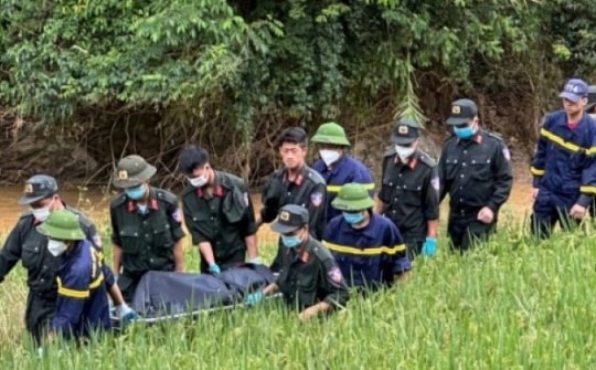 Vụ xe khách bị vò nát dưới suối: Tìm thấy 32 thi thể, còn 2 người mất tích