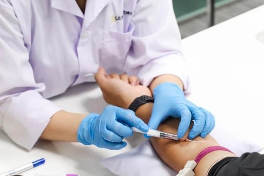 Thấy vợ nhắn tin tình tứ với giám đốc, chồng liền đưa con đi xét nghiệm ADN