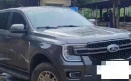 Tạm giữ phụ huynh lùi xe bán tải trong sân trường làm học sinh lớp 2 tử vong