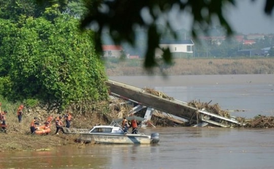 Tìm thấy thi thể 2 vợ chồng là nạn nhân vụ sập cầu Phong Châu