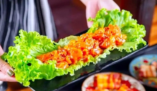 Tại sao khi ăn lẩu, đĩa thịt luôn được lót bởi những lá rau xà lách?