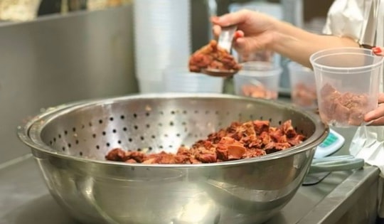 Căn bếp nhỏ giữa lòng Hà Nội sẻ chia với đồng bào qua hàng nghìn suất cơm nắm 0 đồng