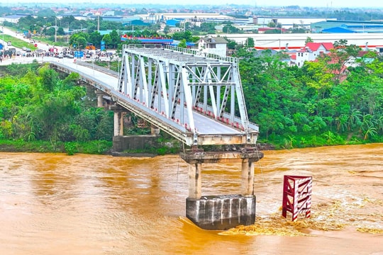 Khẩn trương nghiên cứu đầu tư xây dựng cầu Phong Châu mới