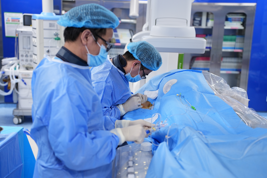 Cấp cứu nam thanh niên 31 tuổi ngưng tim vì thói quen hút thuốc lá 20 năm