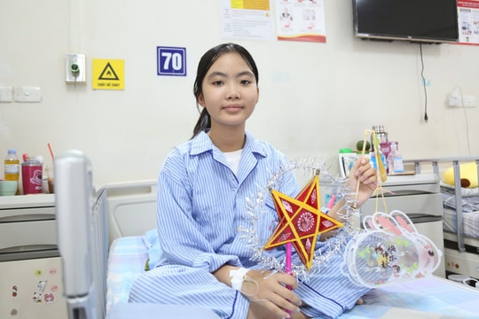 Lần đầu đón Tết Trung thu xa nhà của bé gái mắc bệnh ung thư máu